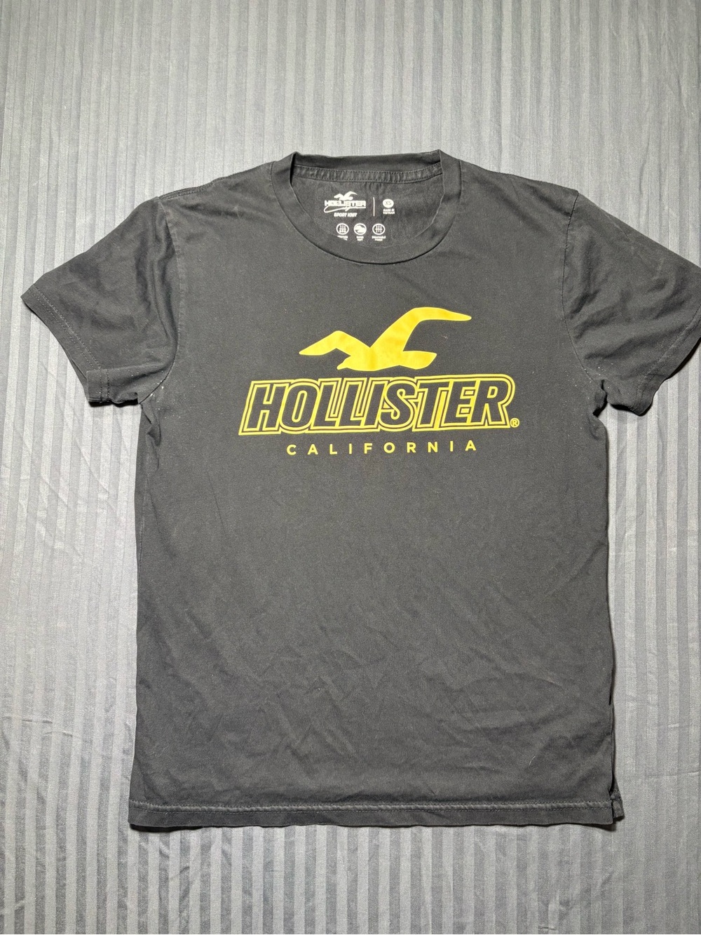 Hollister California Men's Black Graphic Logo Tee - Yellow Print